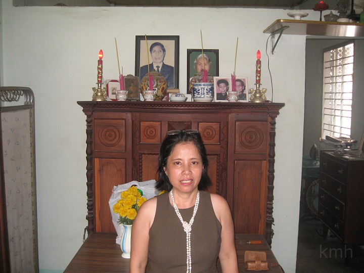 Tham Thay Liem.jpg - Thùy Chương thắp nhang thầy Liễm 01-2008 tại Saigon